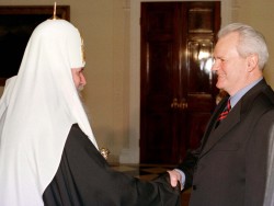 YUGOSLAV PRESIDENT MILOSEVIC GREETS RUSSIAN PATRIARCH ALEXEIY II IN BELGRADE